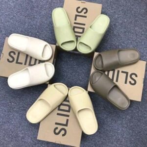 YEEZY SLIDES - Image 9