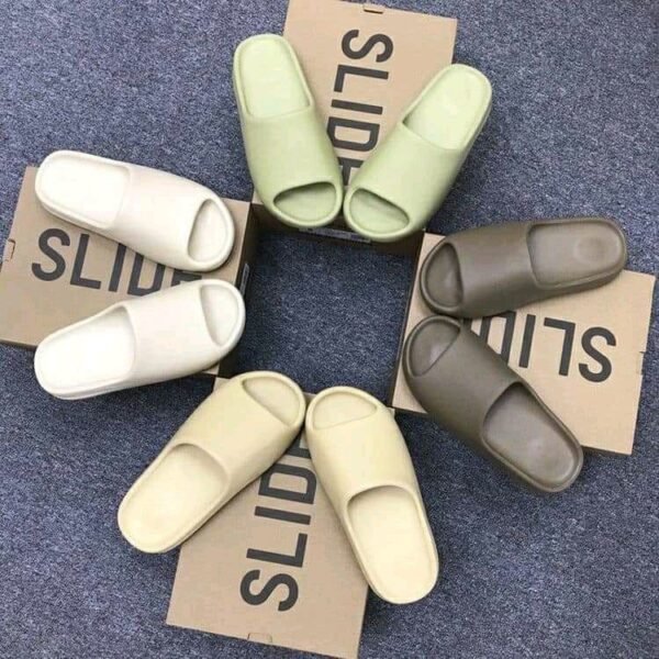 YEEZY SLIDES